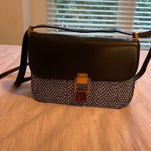 Chic leather crossbody